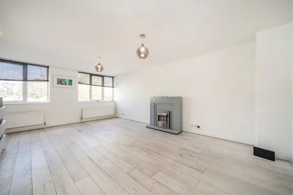 Silver Tree Close, Walton-On-Thames, KT12 photo 2