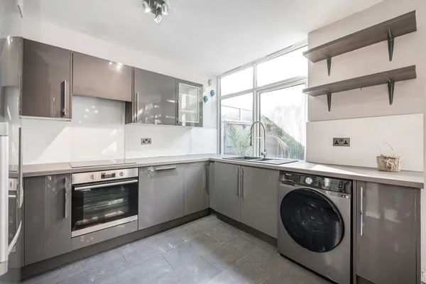 Silver Tree Close, Walton-On-Thames, KT12 photo 3