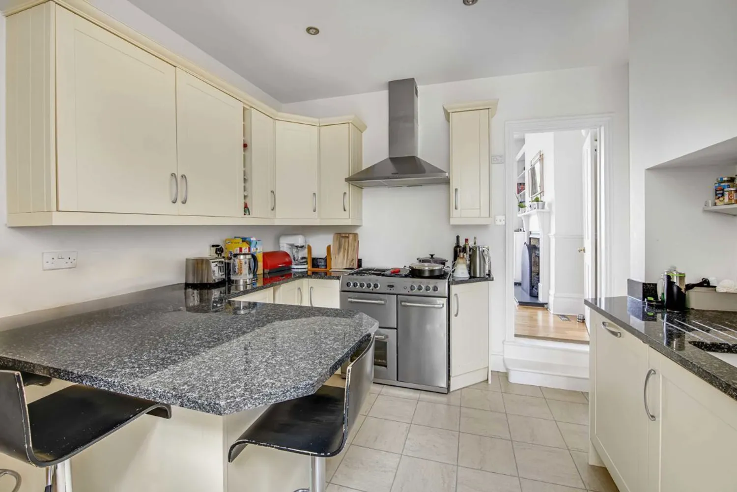 Kingston Lane, Teddington, TW11 photo 3