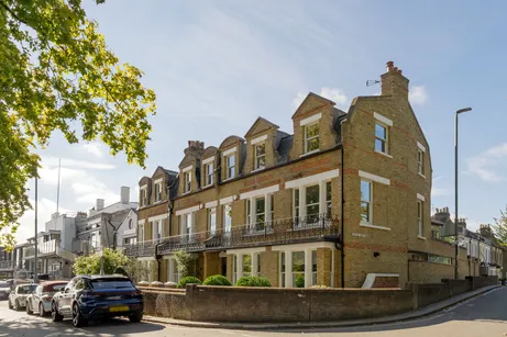 Embankment, London, SW15