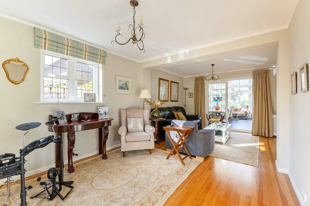 Hookfield, Epsom, KT19 photo 4