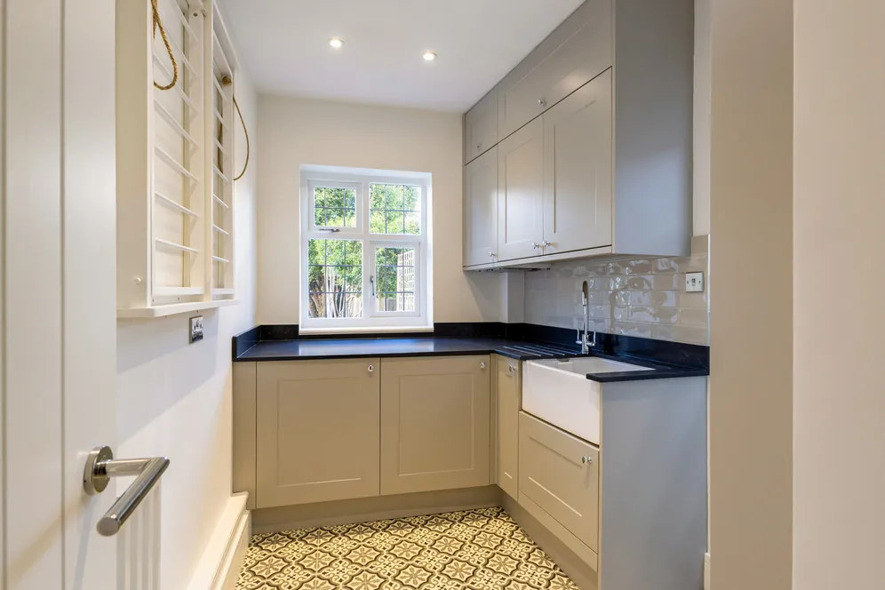 Hookfield, Epsom, KT19 photo 8