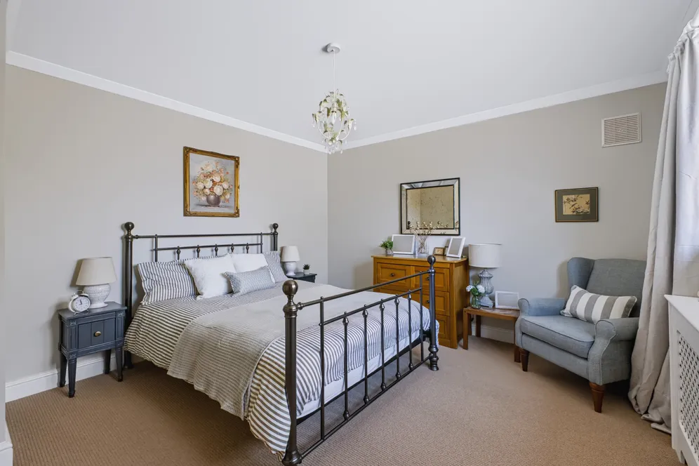 Hookfield, Epsom, KT19 photo 12