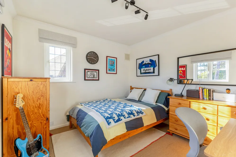 Hookfield, Epsom, KT19 photo 15
