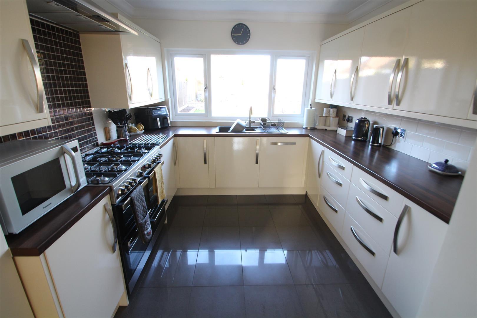 Glynde Way,Southchurch Image 7