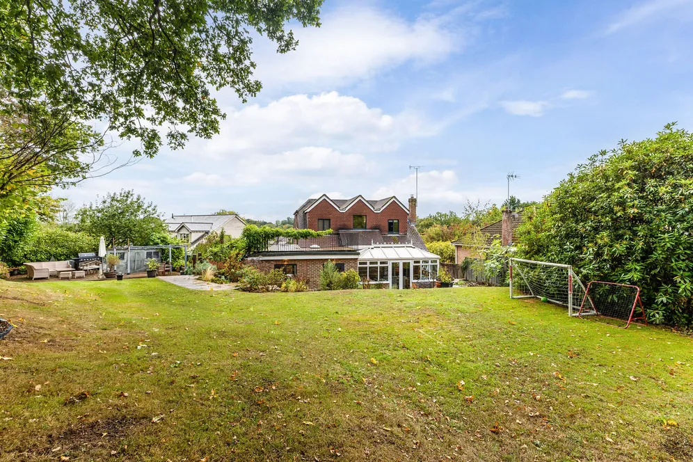 Woodside Close, Chiddingfold, GU8 photo 2