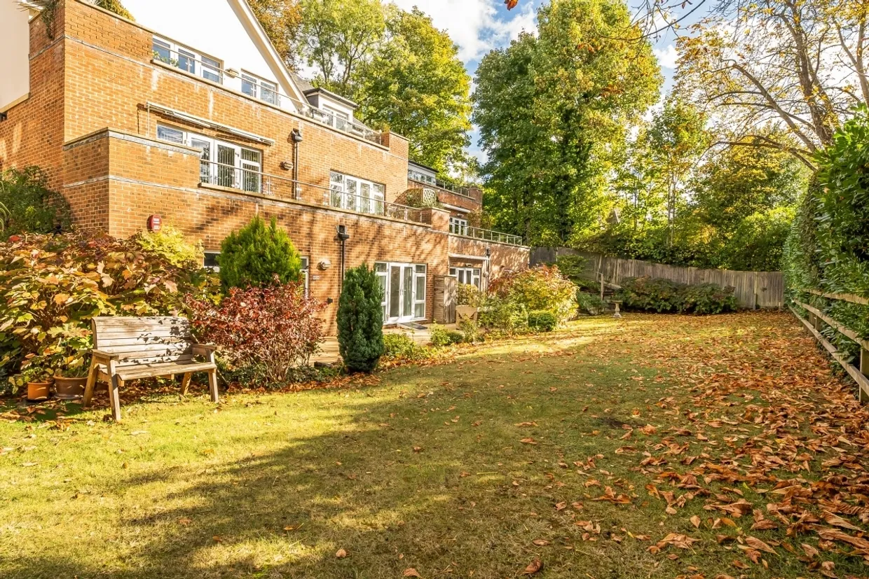 Betjeman Gardens Rickmansworth WD3 photo 2