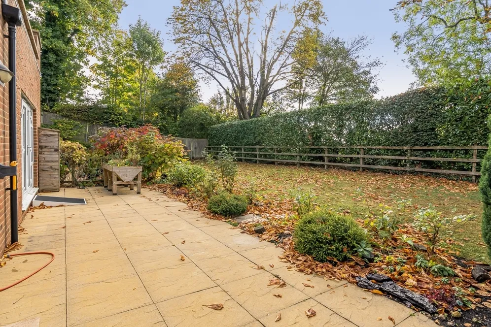 Betjeman Gardens Rickmansworth WD3 photo 13