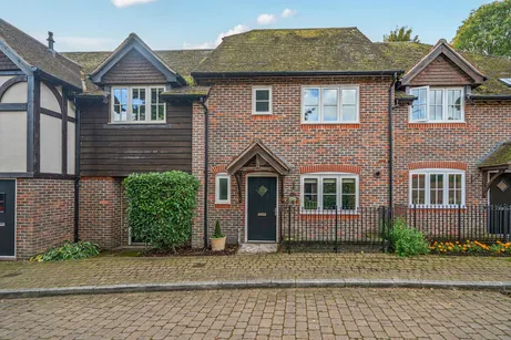 Clement Court, Chawton, GU34