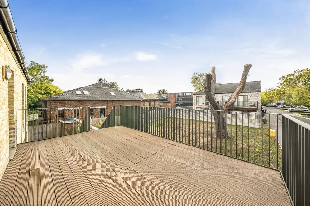 Farnsworth Drive Edgware HA8 photo 3