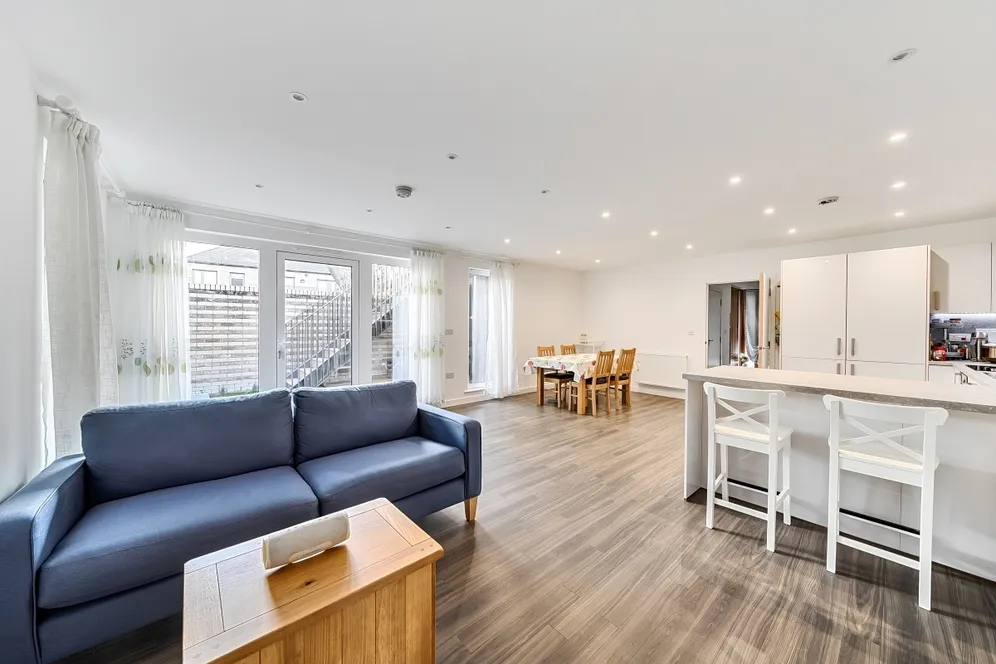 Farnsworth Drive Edgware HA8 photo 4