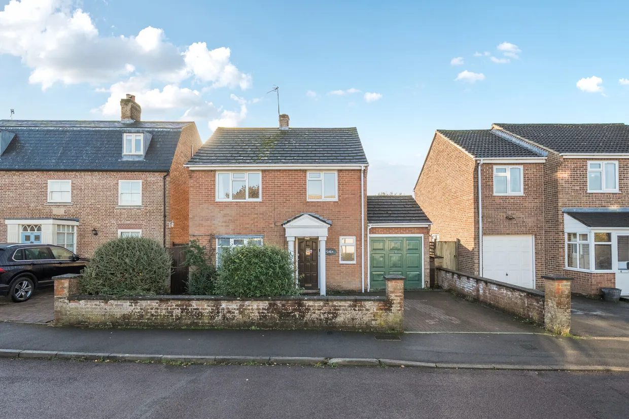 Stonebridge Close, Marlborough, SN8 photo 1
