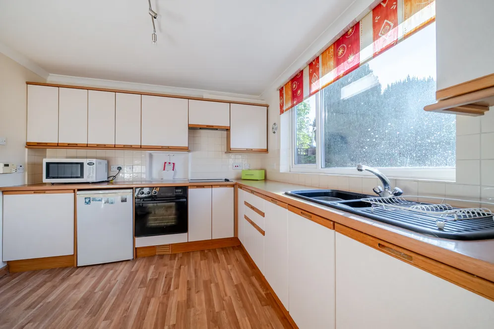 Stonebridge Close, Marlborough, SN8 photo 2