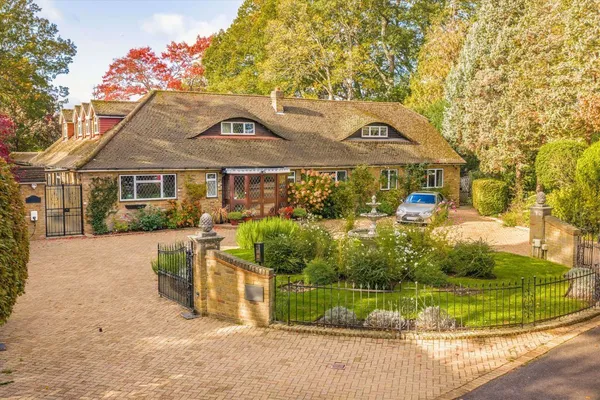 Silverdale Avenue, Walton-On-Thames, KT12 photo 1