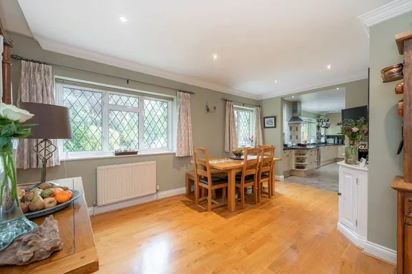 Silverdale Avenue, Walton-On-Thames, KT12 photo 4