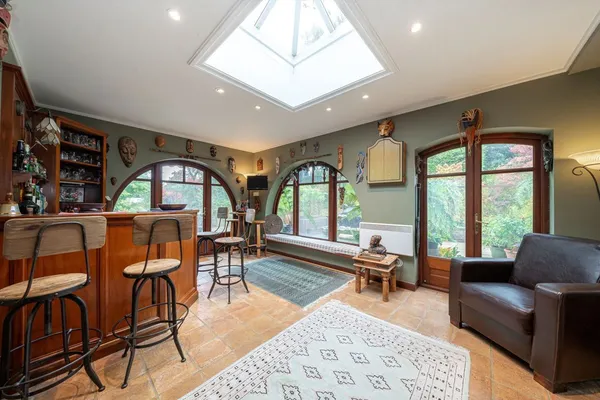 Silverdale Avenue, Walton-On-Thames, KT12 photo 8