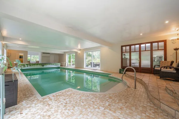 Silverdale Avenue, Walton-On-Thames, KT12 photo 9