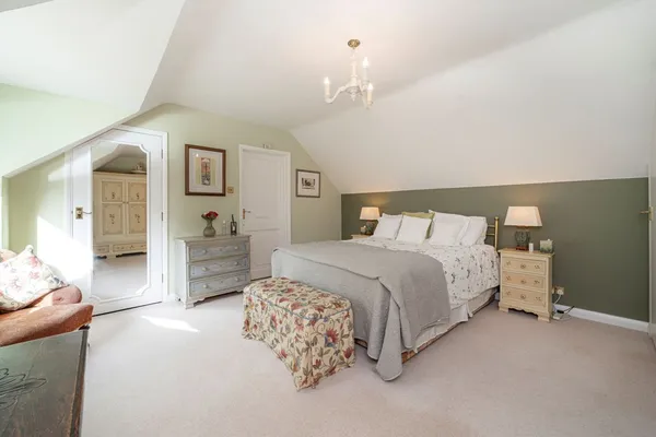 Silverdale Avenue, Walton-On-Thames, KT12 photo 11