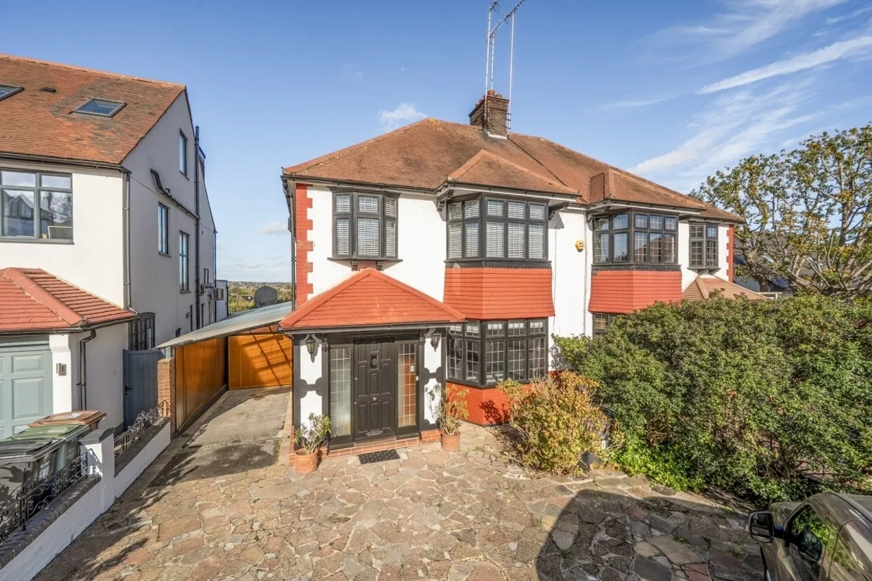 Creighton Avenue London N10 photo 1
