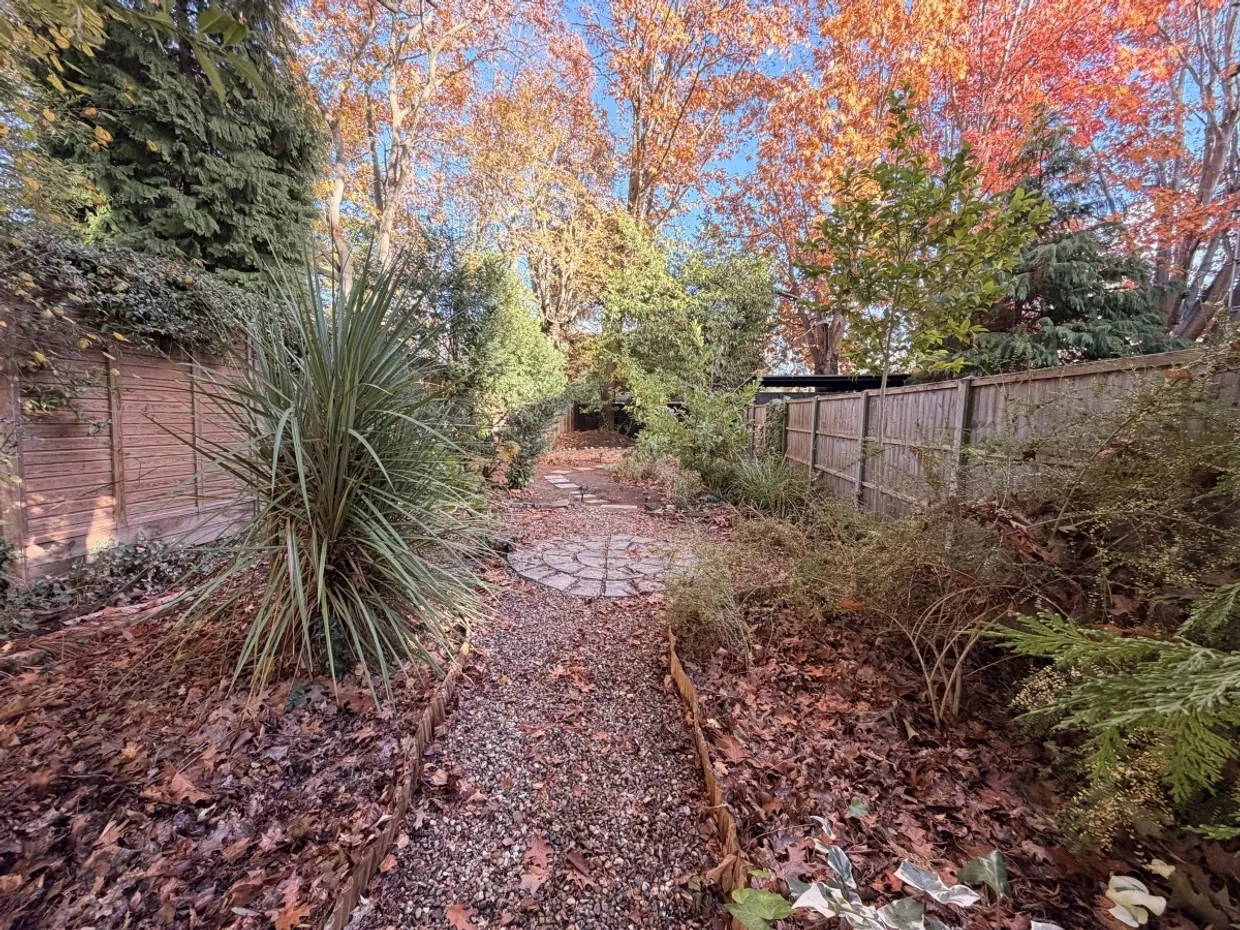 Egerton Road Weybridge KT13 photo 4