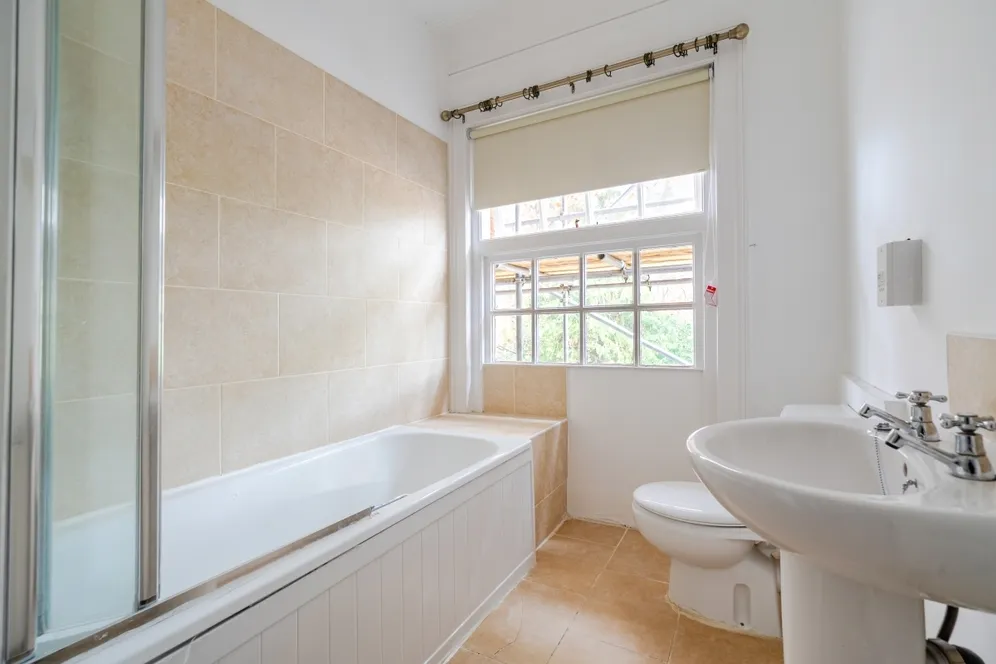Egerton Road Weybridge KT13 photo 14