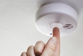 Do the smoke detectors in my rented property need to be mains powered?