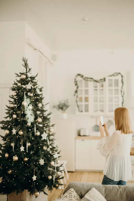 How to Decorate Your Home at Christmas when it’s on the Market hero